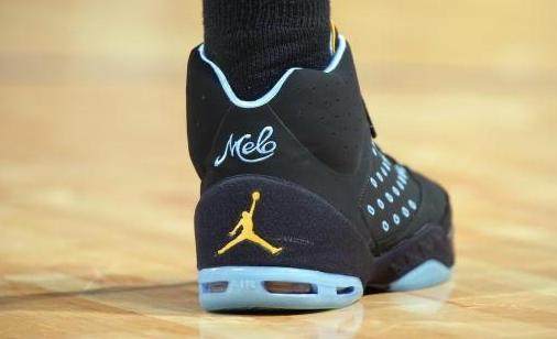 状态很一般！杰伦·布朗半场12中4拿到全队最高11分 另有4板（杰伦·布朗状态平平：半场12投4中拿下队内最高11分+4篮板）