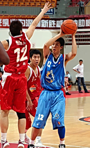 康宁汉姆球衣荣退母校，恩师盛赞活塞球星不忘初心（活塞球星康宁汉姆母校球衣退役，恩师称其初心未改）