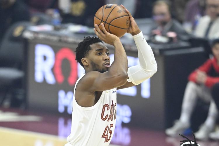 篮球场上的争议瞬间——沈梓捷补防犯规引发的讨论（球场风波：沈梓捷补防犯规为何掀起热议）